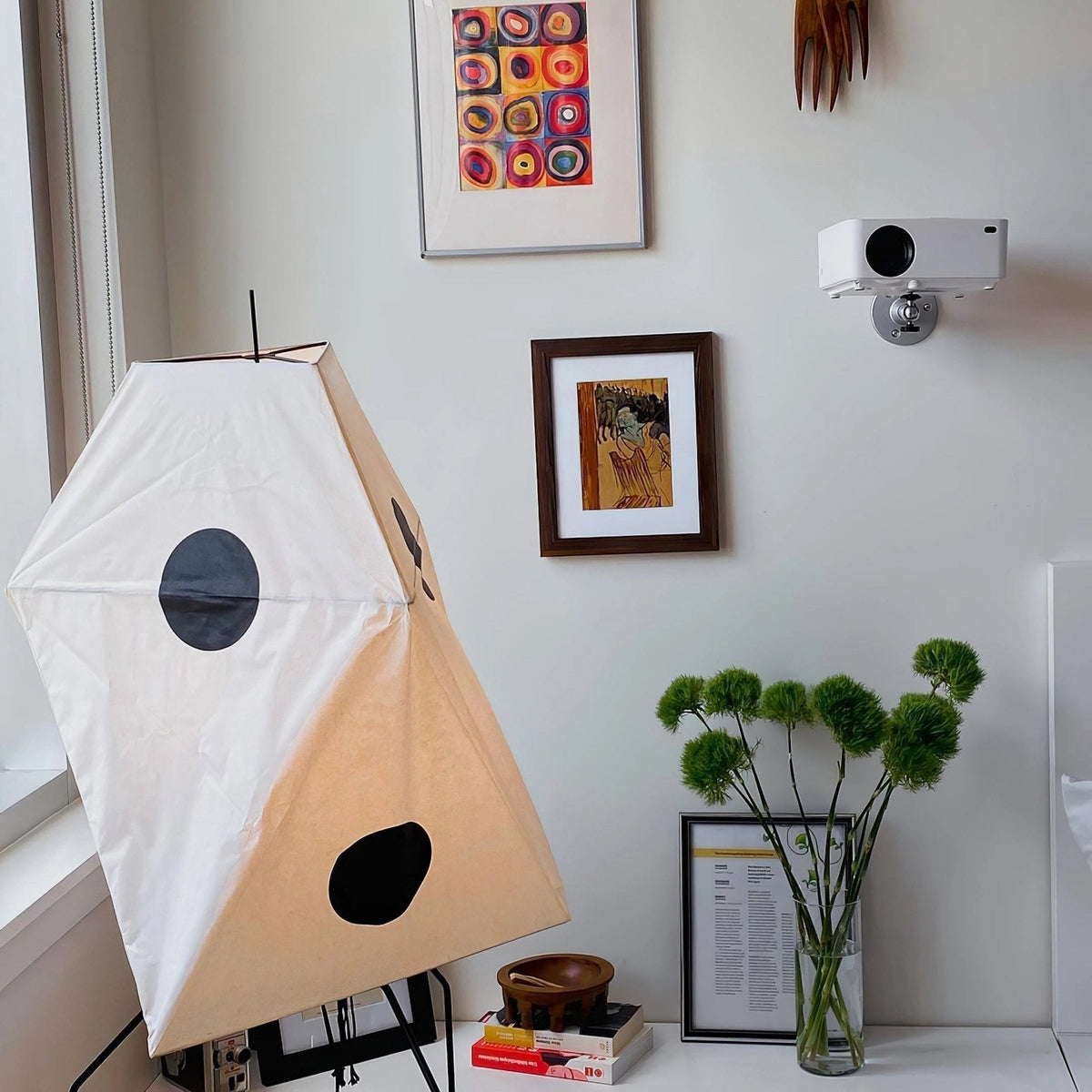 Sath kunstnerisk gulvlampe i stof