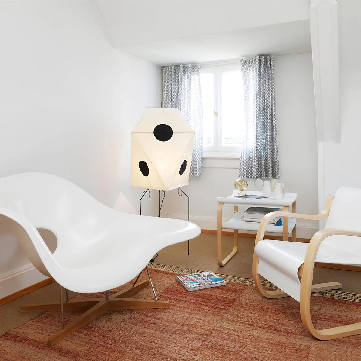 Sath kunstnerisk gulvlampe i stof