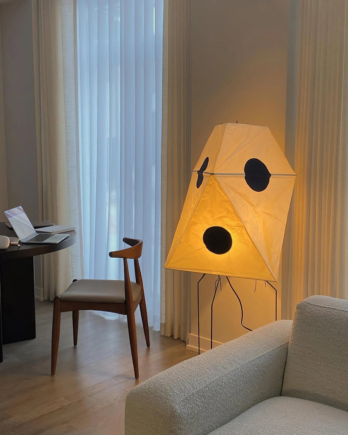 Sath kunstnerisk gulvlampe i stof