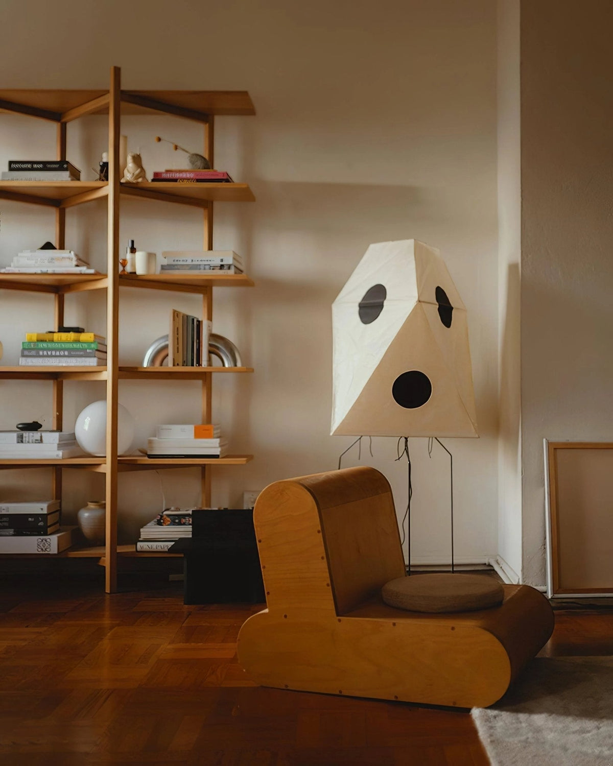 Sath kunstnerisk gulvlampe i stof