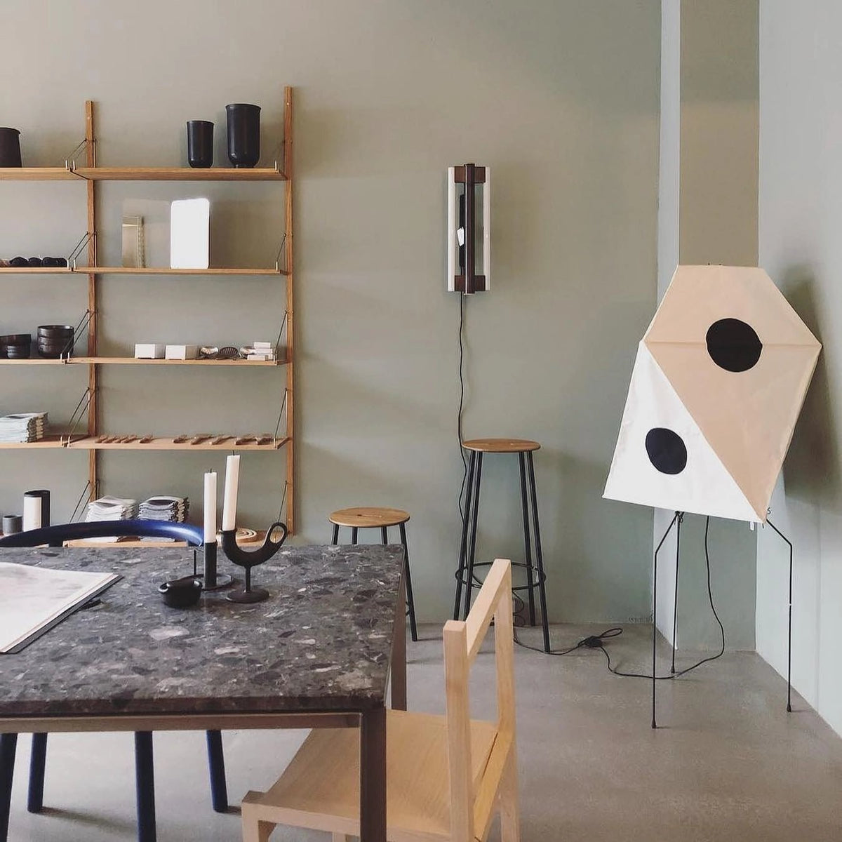 Sath kunstnerisk gulvlampe i stof