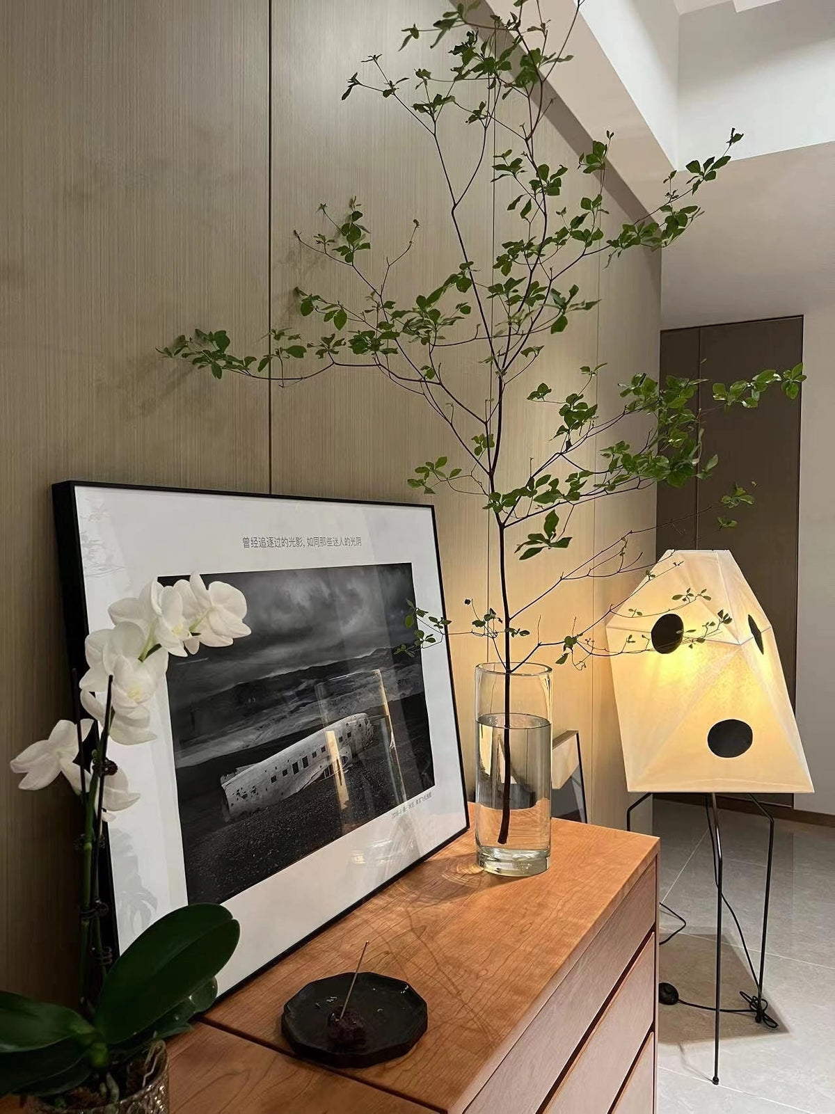 Sath kunstnerisk gulvlampe i stof