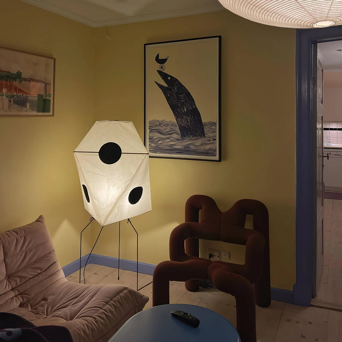 Sath kunstnerisk gulvlampe i stof