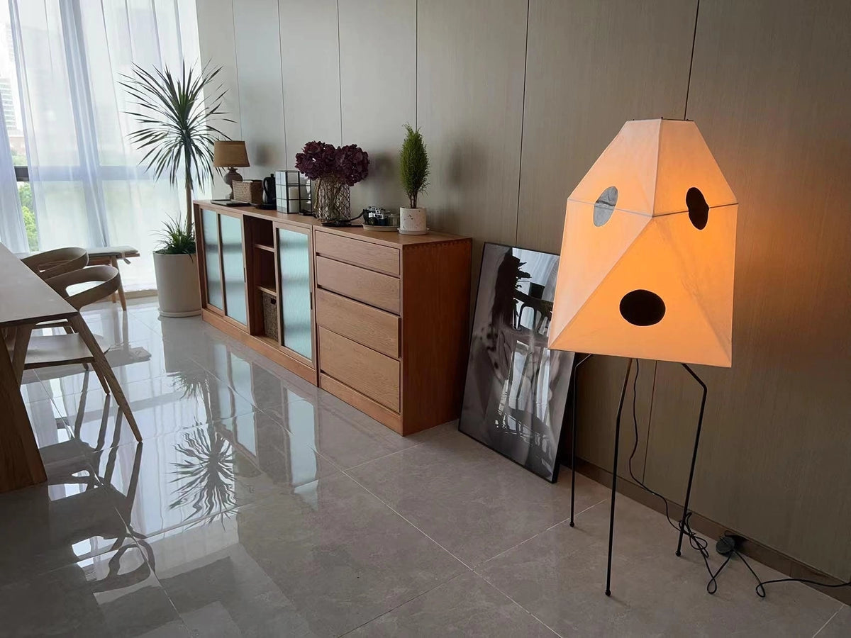 Sath kunstnerisk gulvlampe i stof