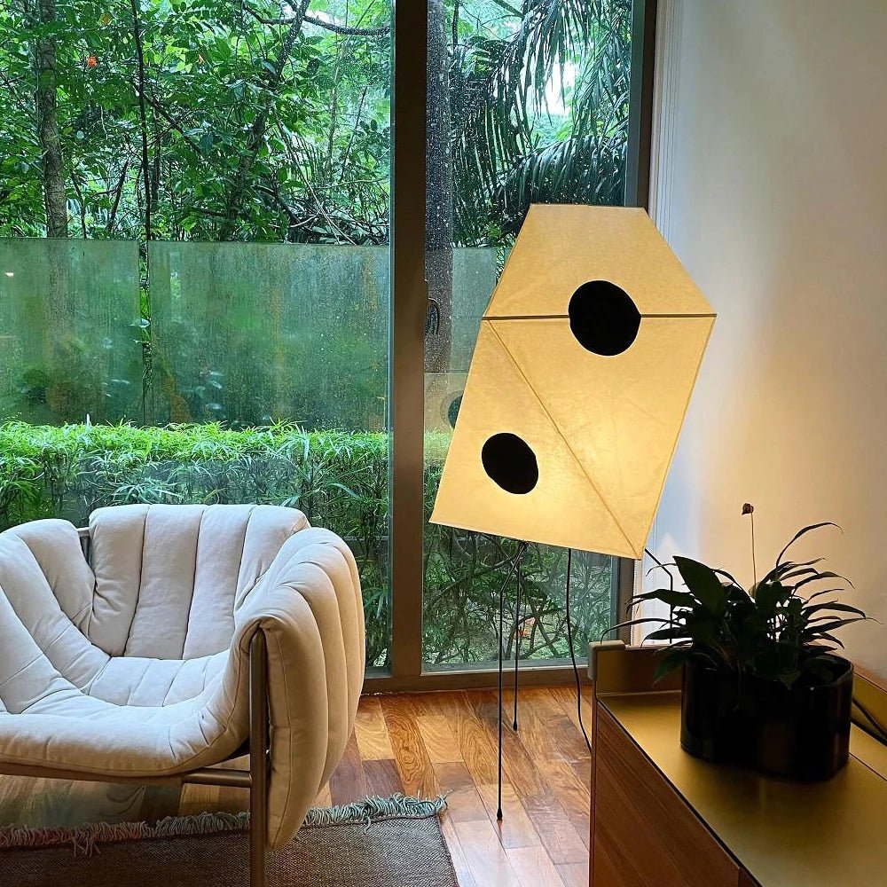 Sath kunstnerisk gulvlampe i stof