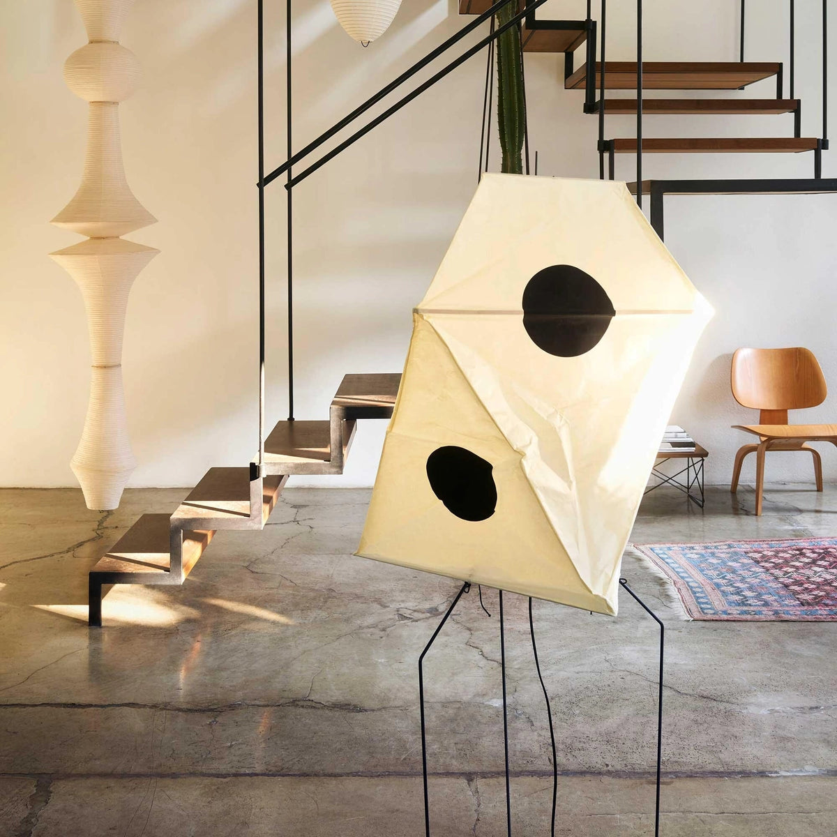Sath kunstnerisk gulvlampe i stof