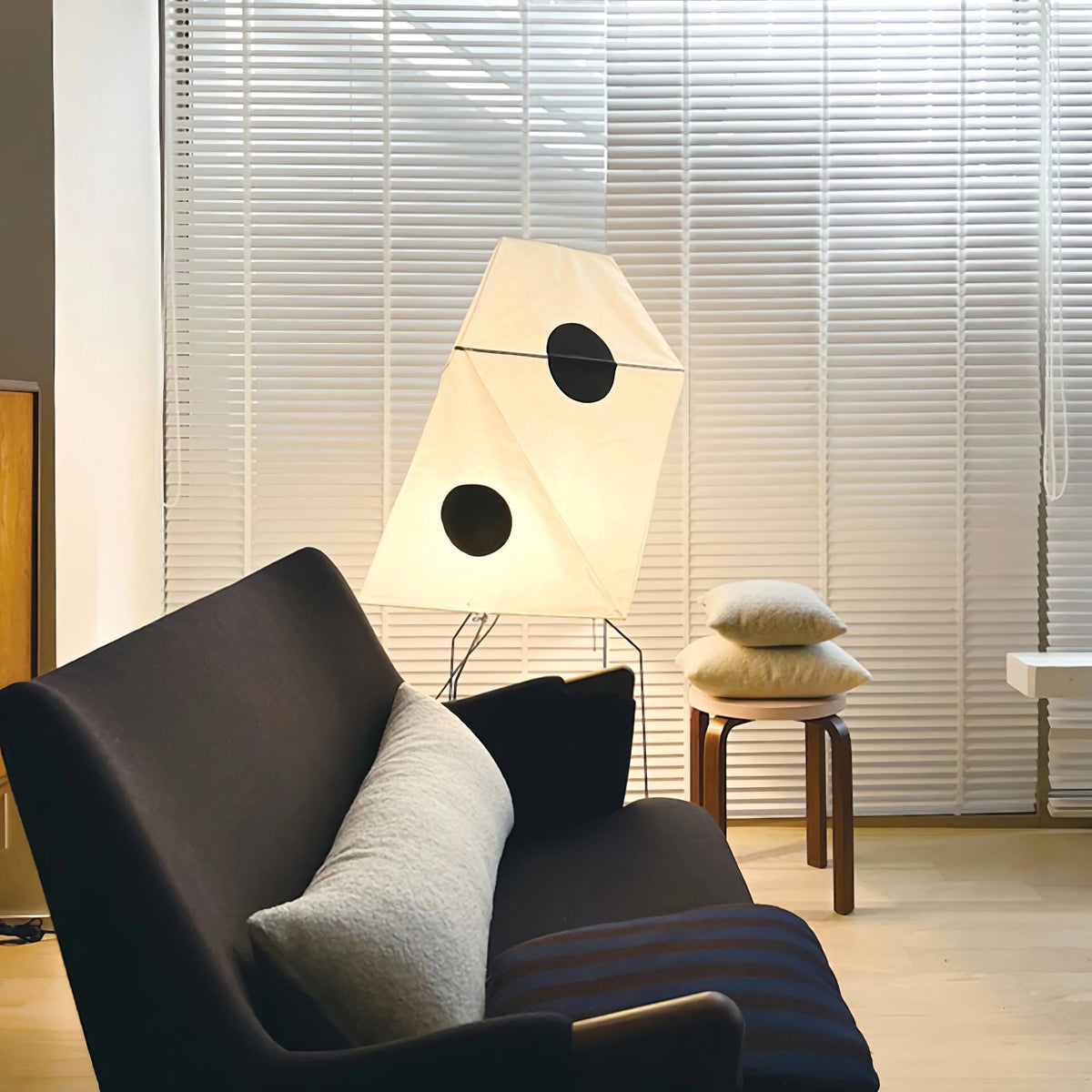 Sath kunstnerisk gulvlampe i stof