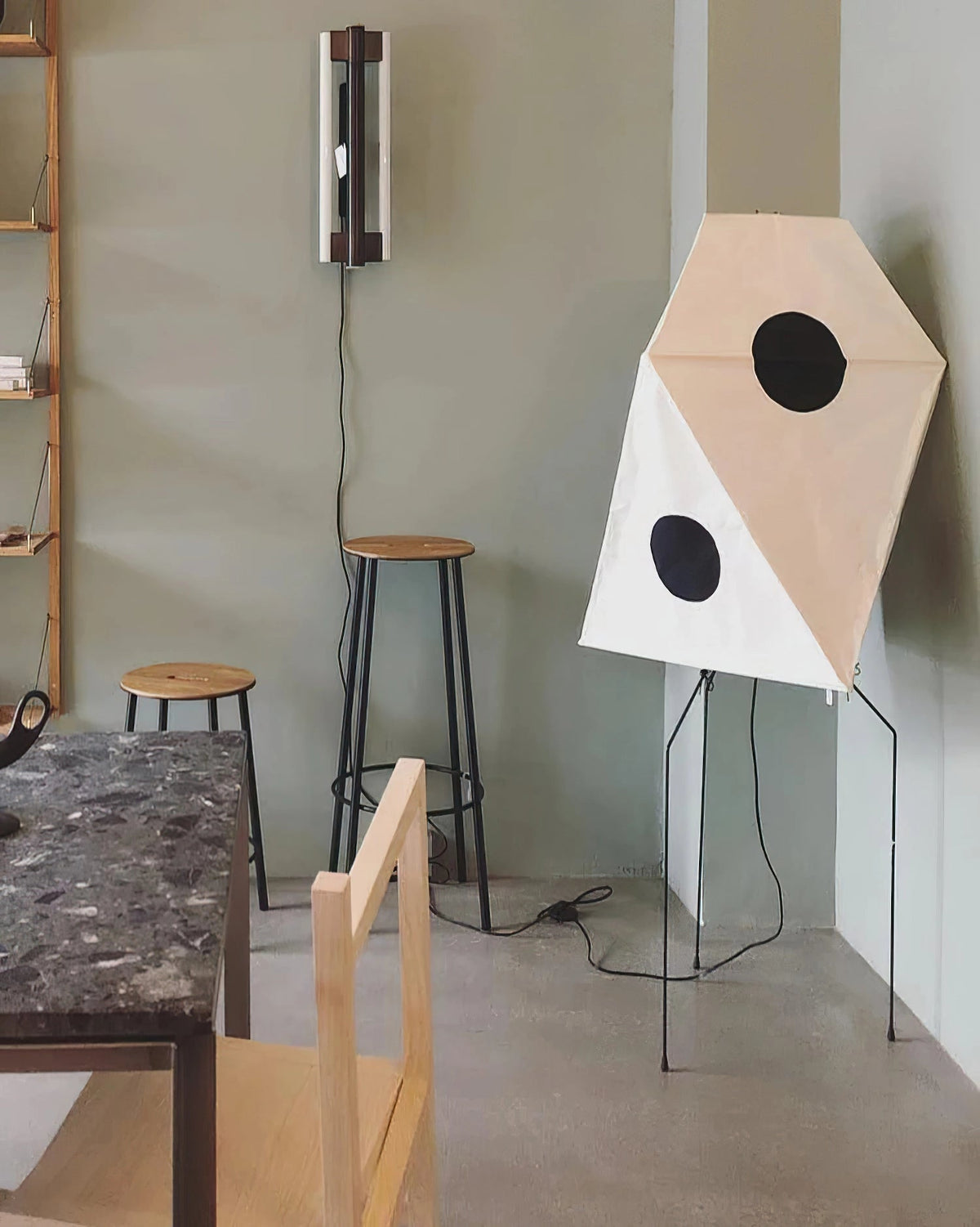 Sath kunstnerisk gulvlampe i stof