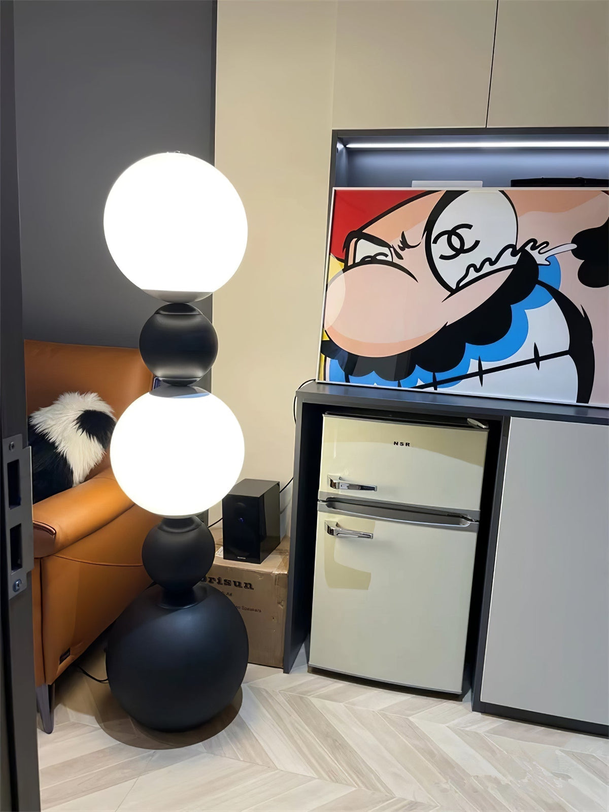 Ervynel pallomainen musta lattiavalaisin