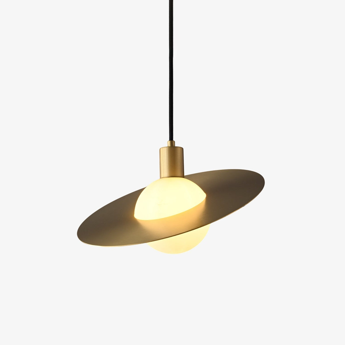 Orionis Premium nordisk kunst-pendellampe i messing og glas