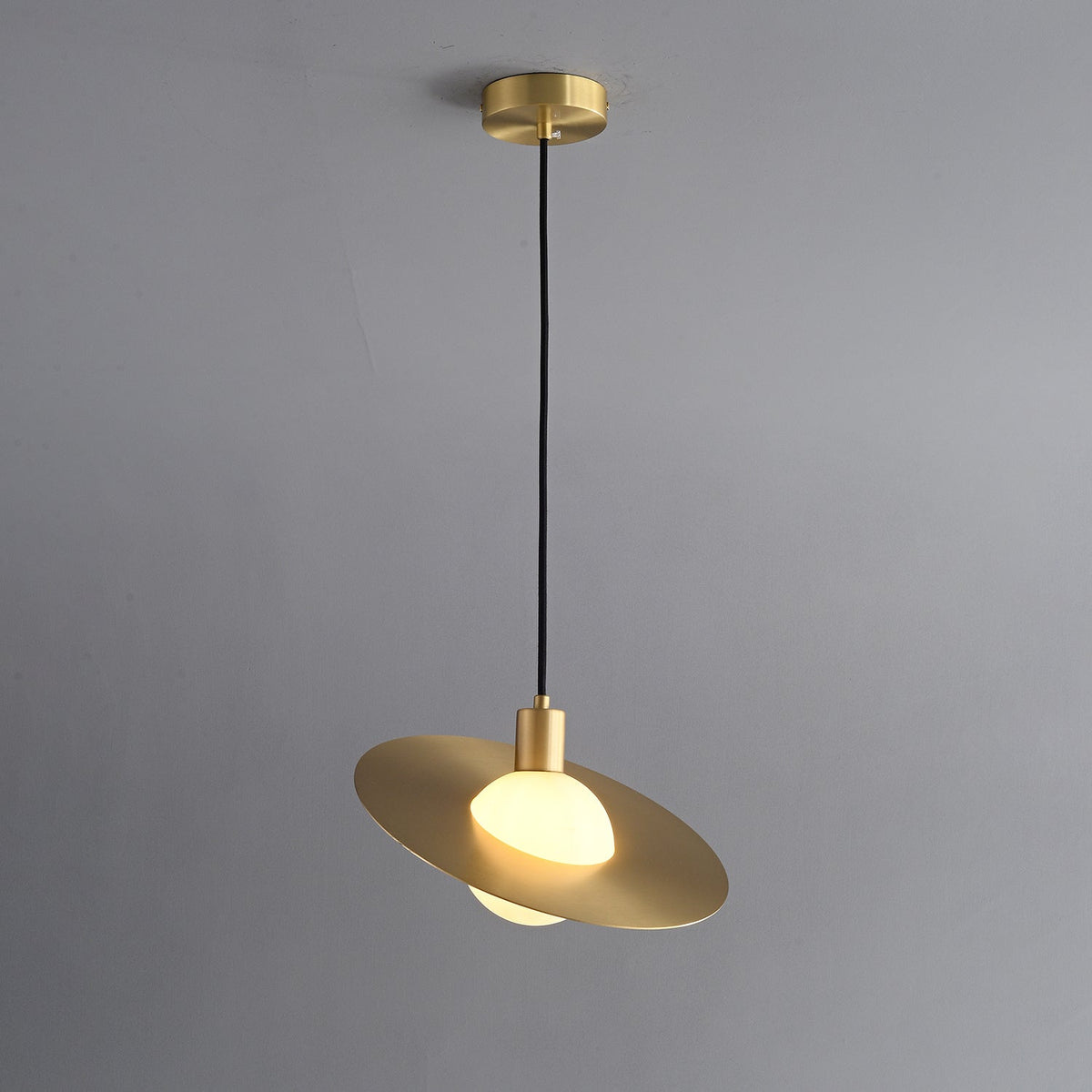 Orionis Premium nordisk kunst-pendellampe i messing og glas