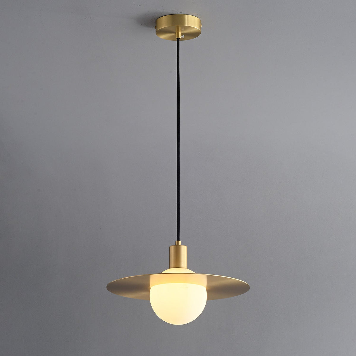 Orionis Premium nordisk kunst-pendellampe i messing og glas