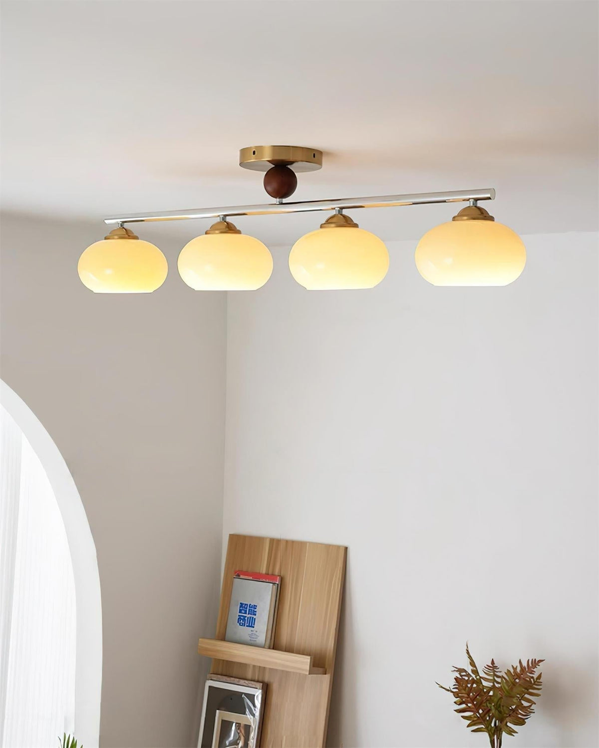 Candeeiro de teto Aubrelle com 4 luzes e globos de vidro âmbar