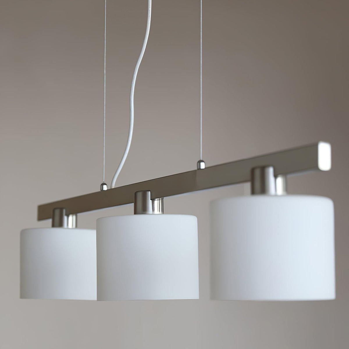 Arisha vit klusterpendellampa, 3 ljuskällor, metall/glas