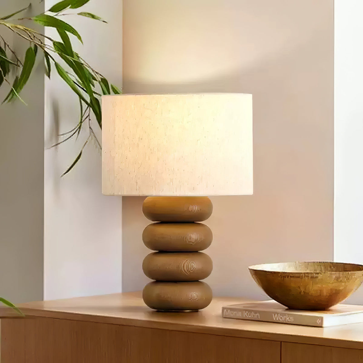 Lild bordslampa i trä och tyg