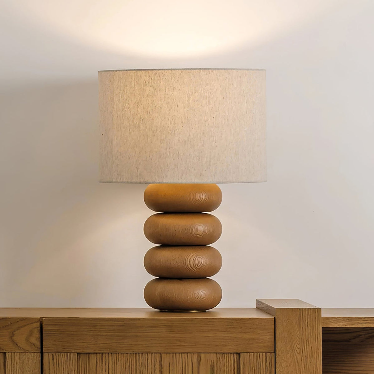 Lild bordslampa i trä och tyg