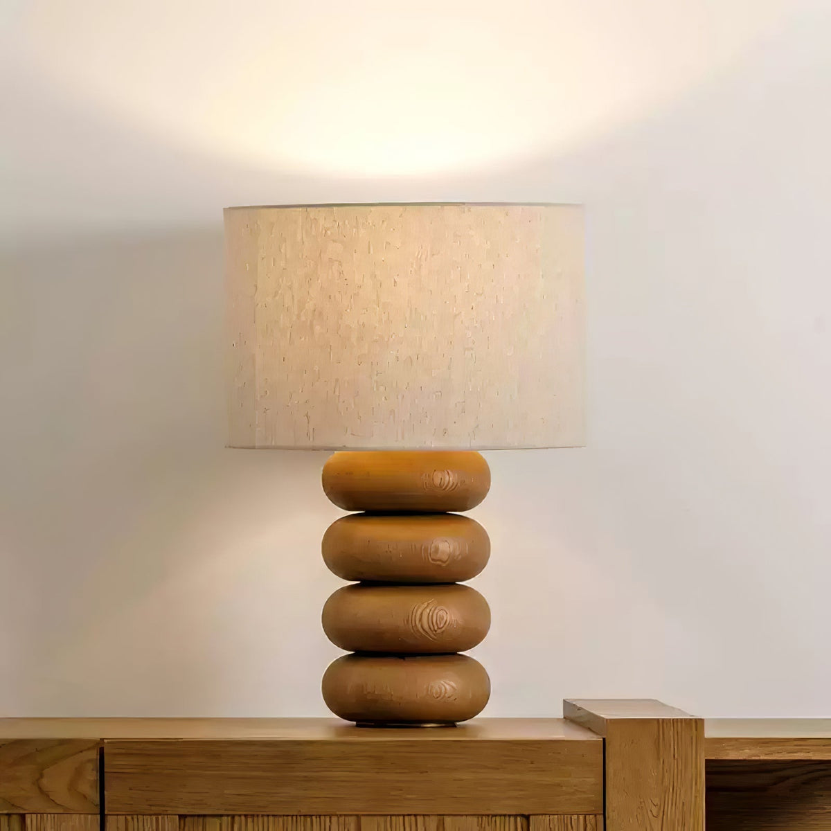 Lild bordslampa i trä och tyg