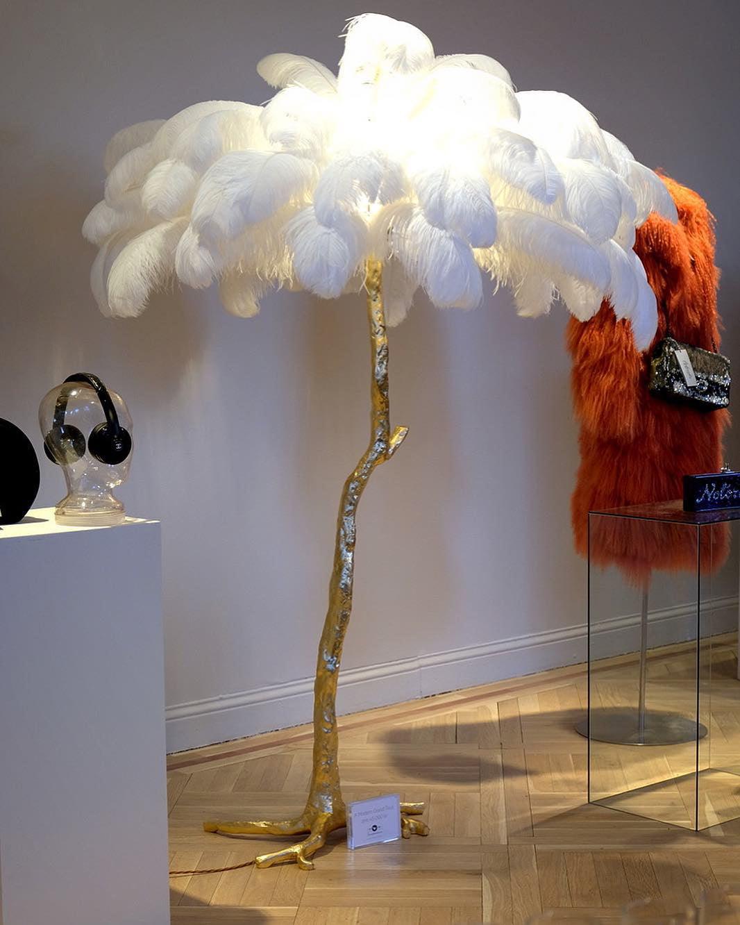 Selis golvlampa i mässing med fjäderdesign