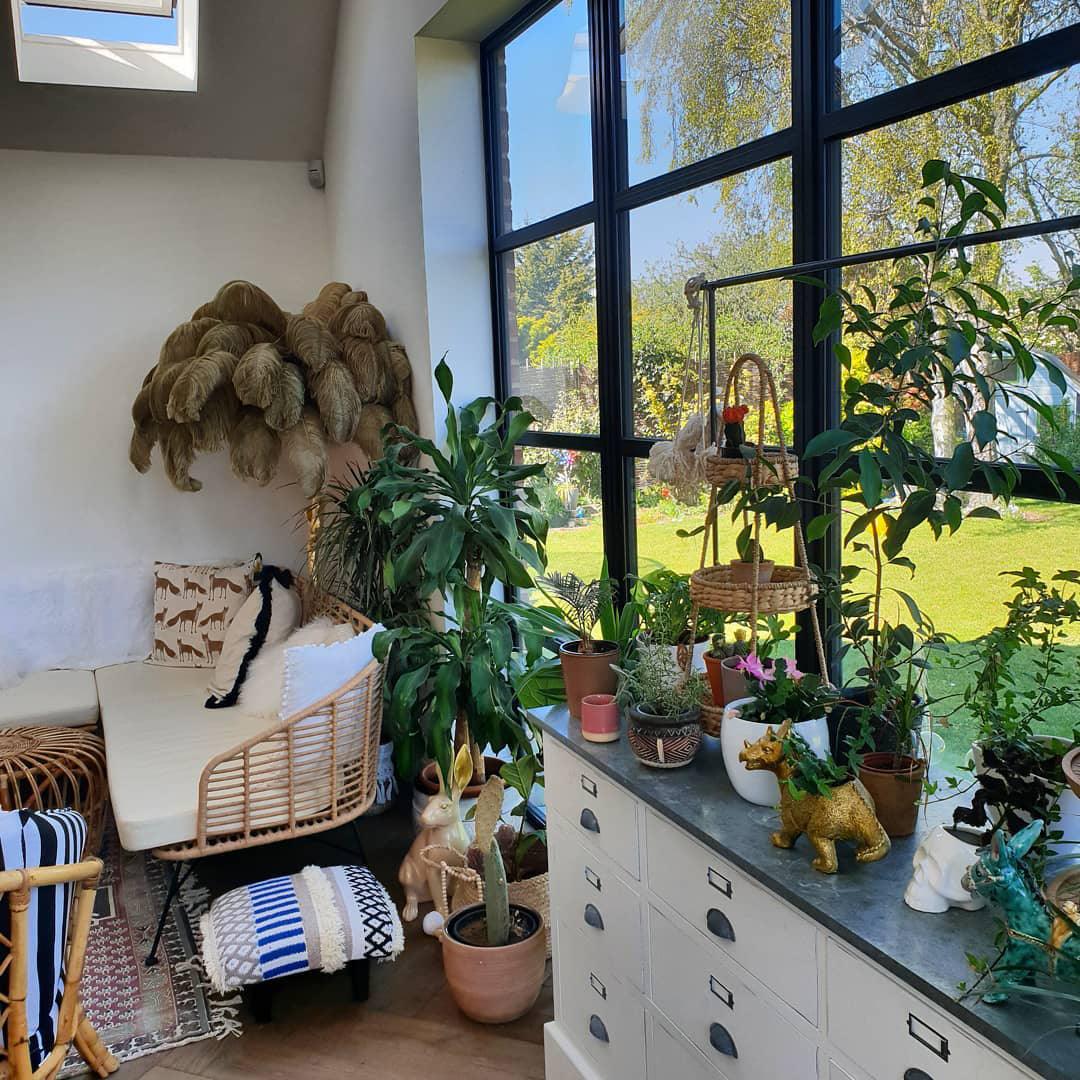 Selis golvlampa i mässing med fjäderdesign