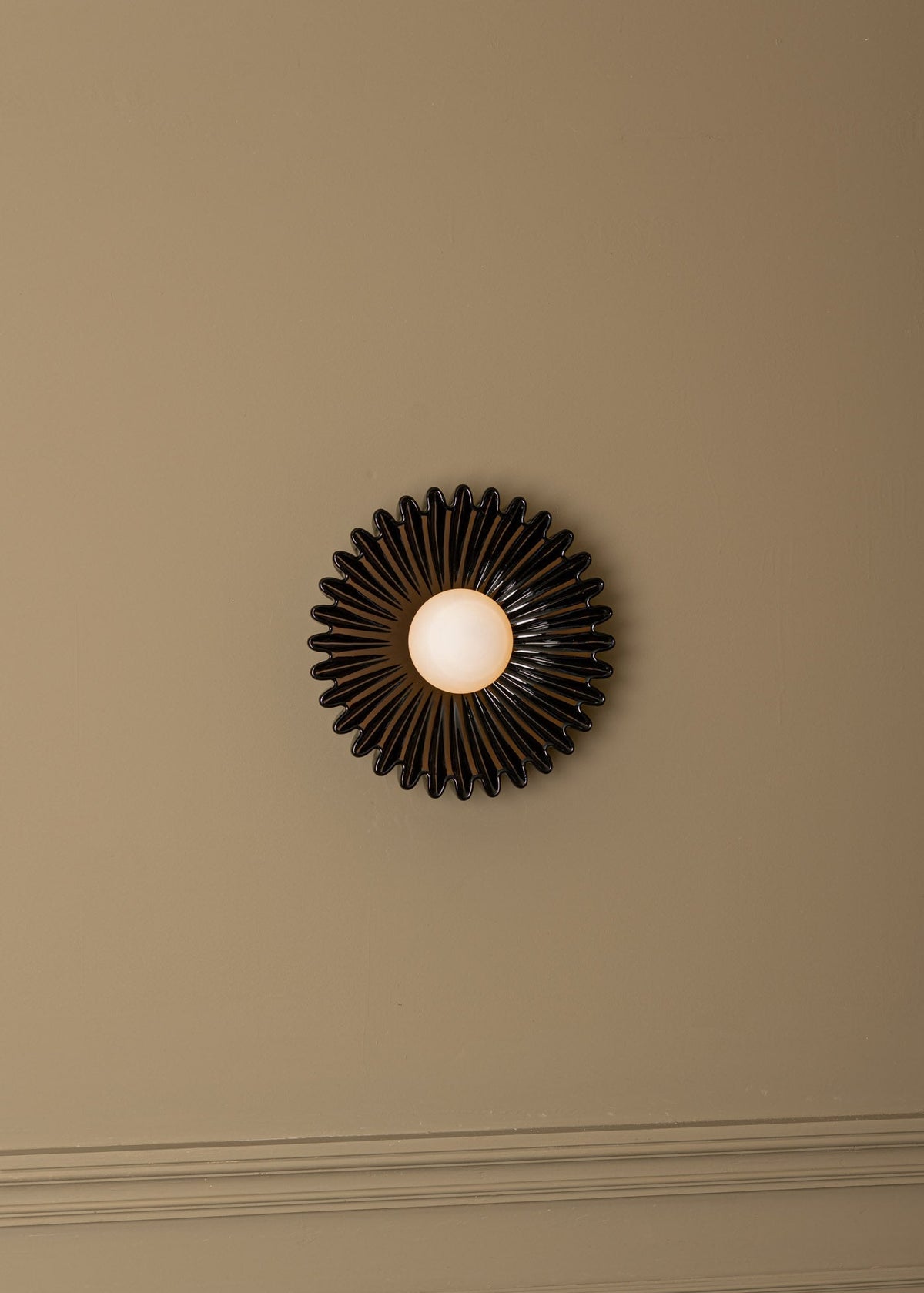 Viraisaya vägglampa