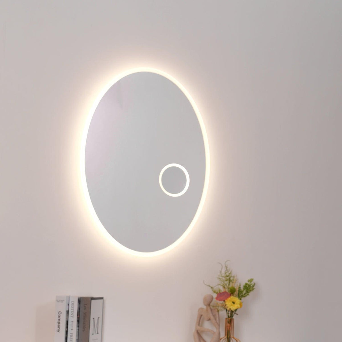 Ovariel oval vägglampa med plastspegel