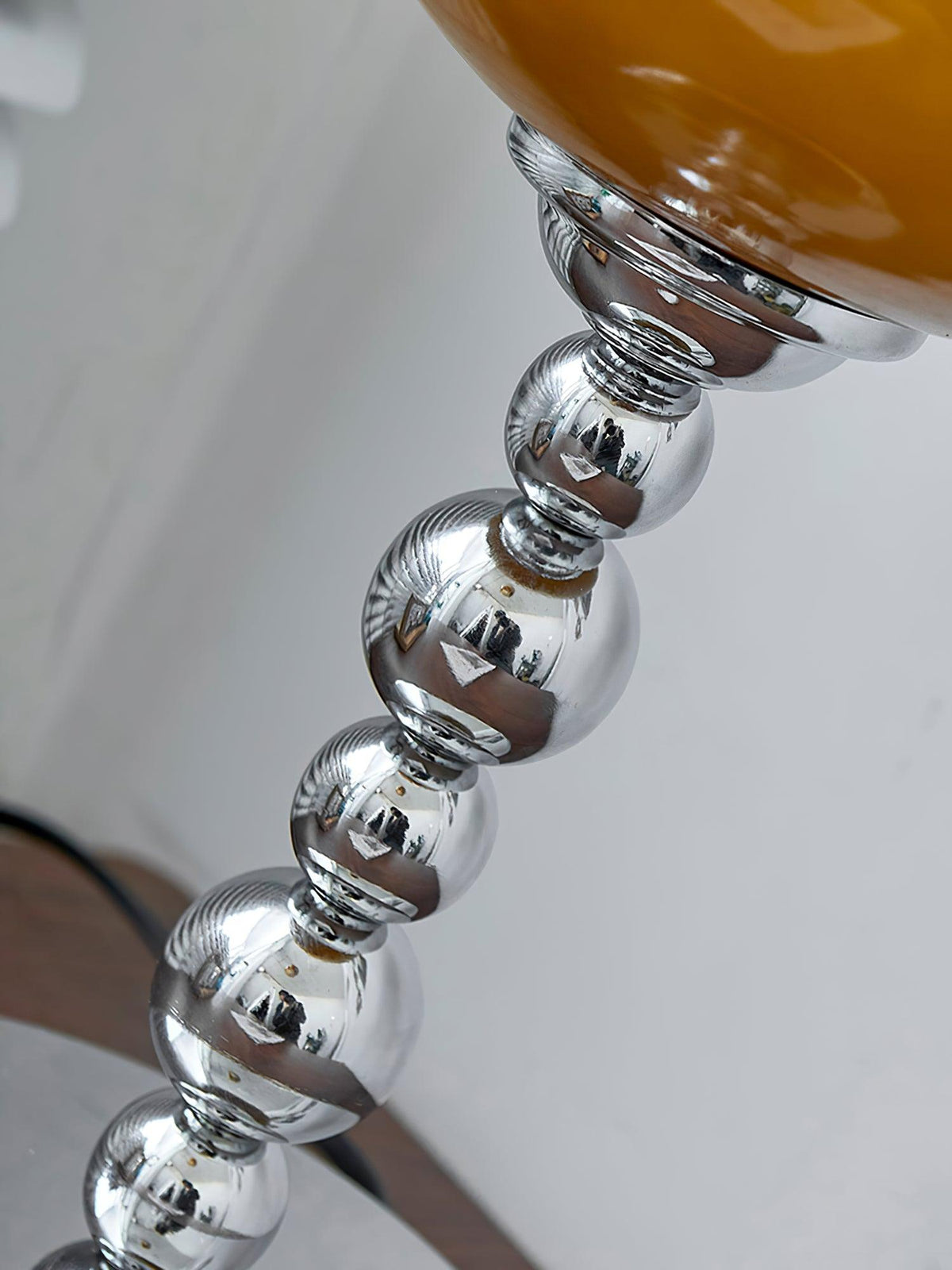 Lioruira modern bordslampa