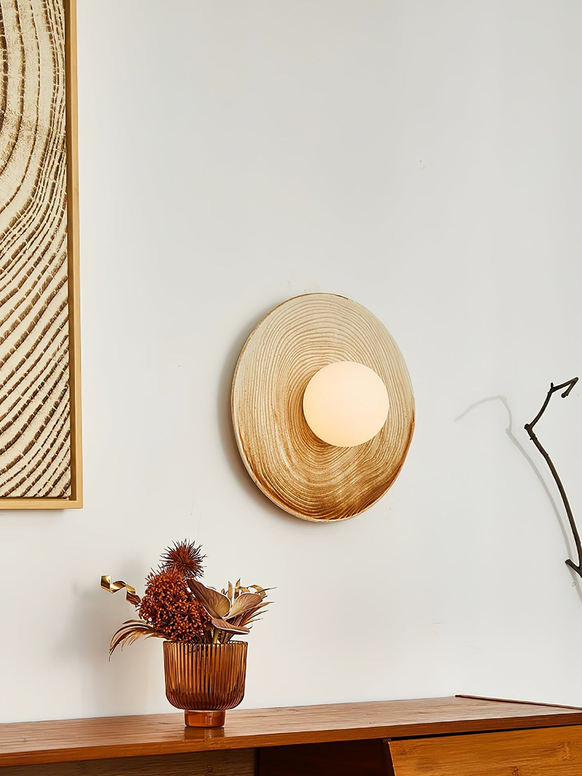 Cerarielle vägglampa i nordisk konststil med keramisk lampskärm