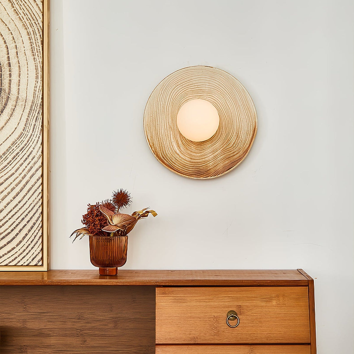 Cerarielle vägglampa i nordisk konststil med keramisk lampskärm