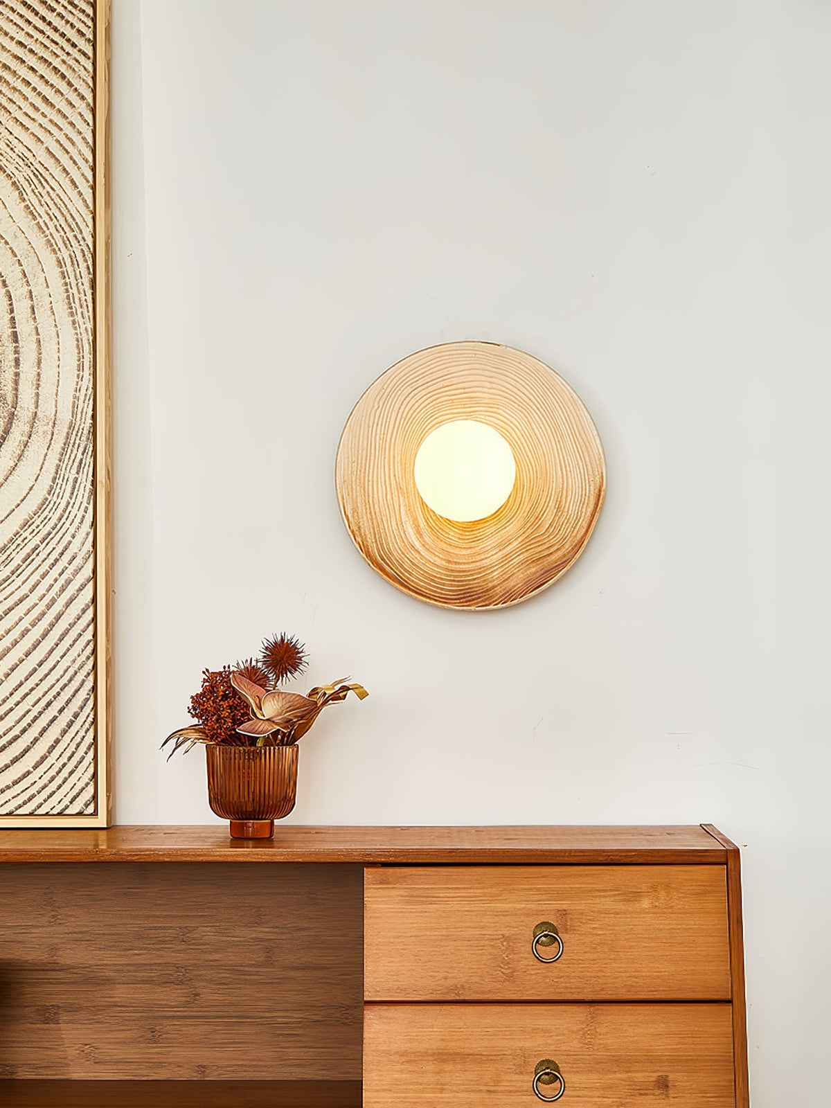 Cerarielle vägglampa i nordisk konststil med keramisk lampskärm