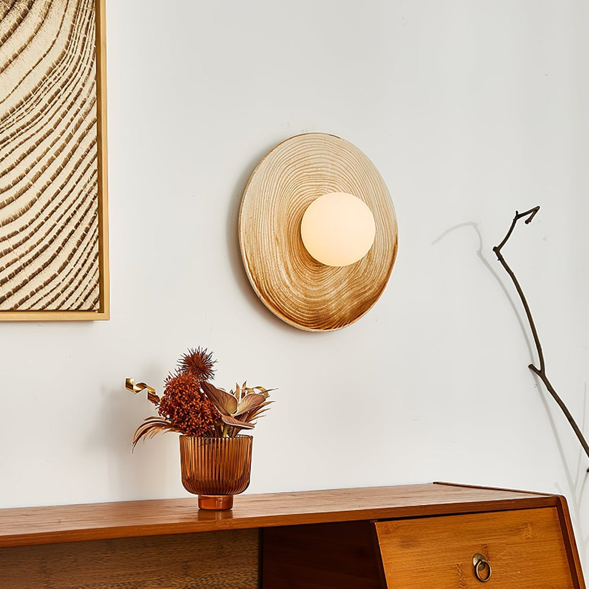 Cerarielle vägglampa i nordisk konststil med keramisk lampskärm