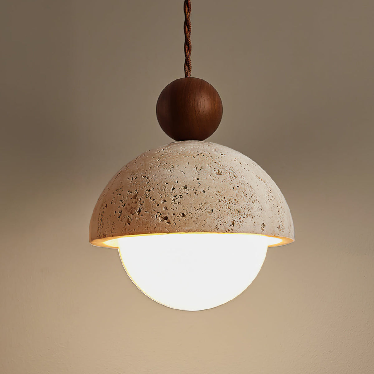 Vaire pendellampa i travertin och kupolformat glas