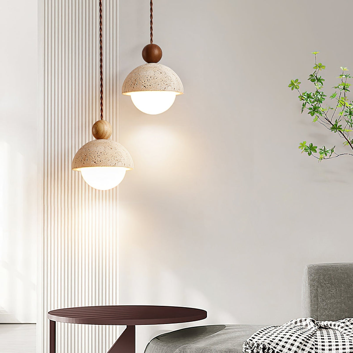 Vaire pendellampa i travertin och kupolformat glas