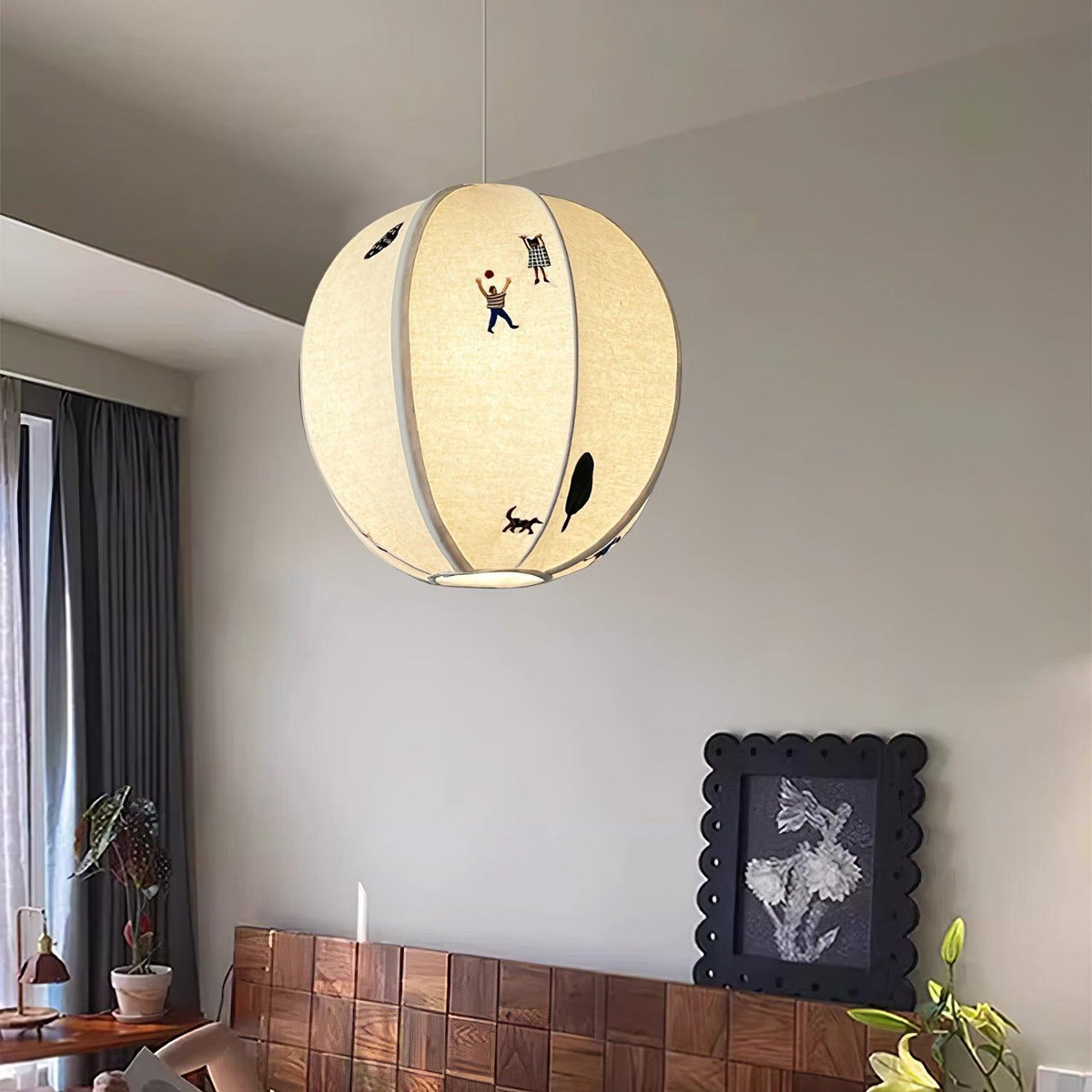 Elva pendellampa i papper med bollmotiv