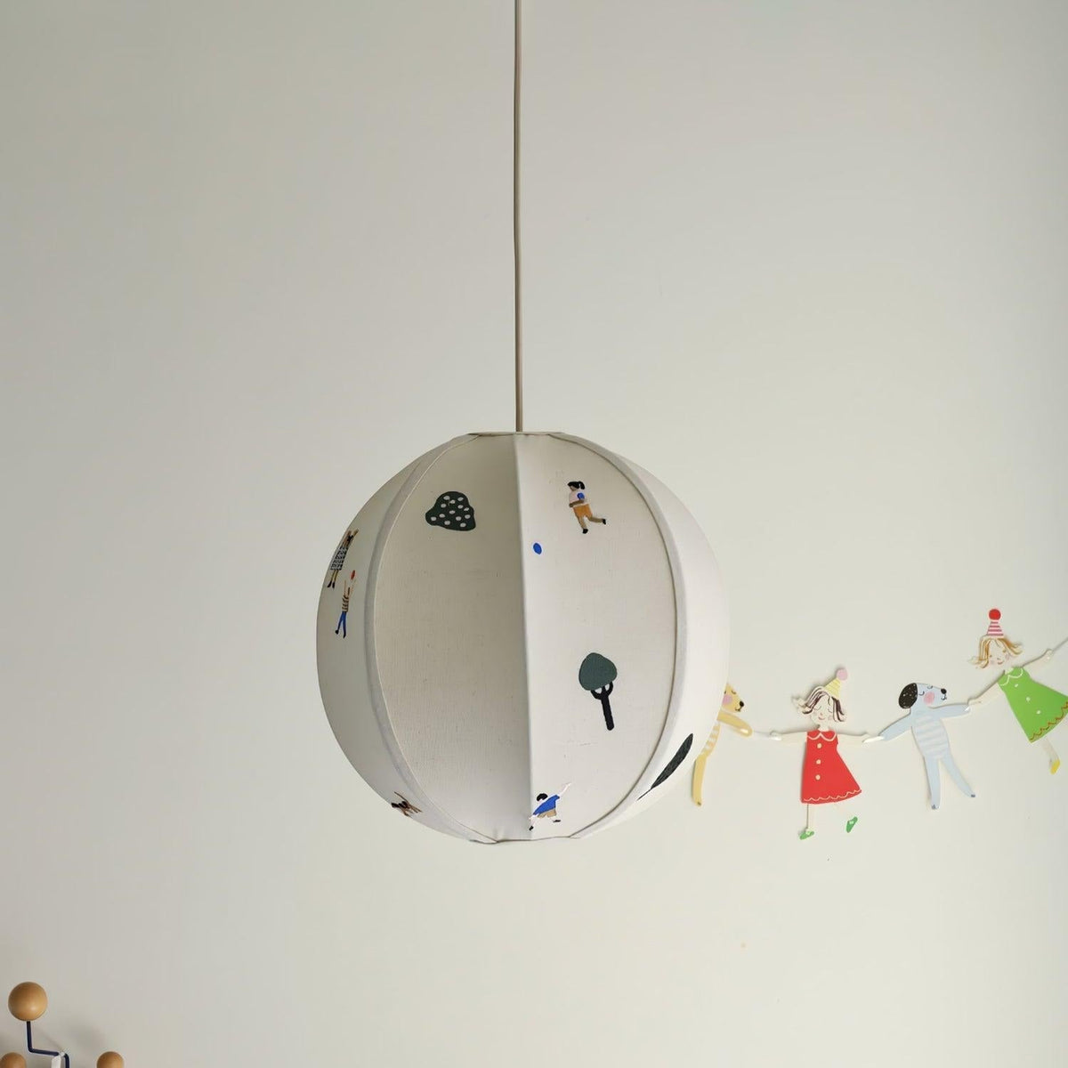 Elva pendellampa i papper med bollmotiv