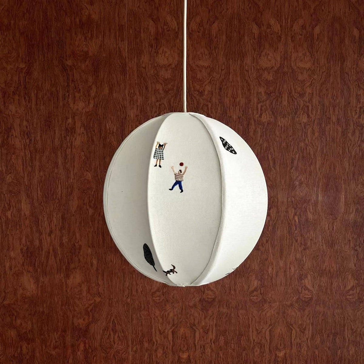 Elva pendellampa i papper med bollmotiv