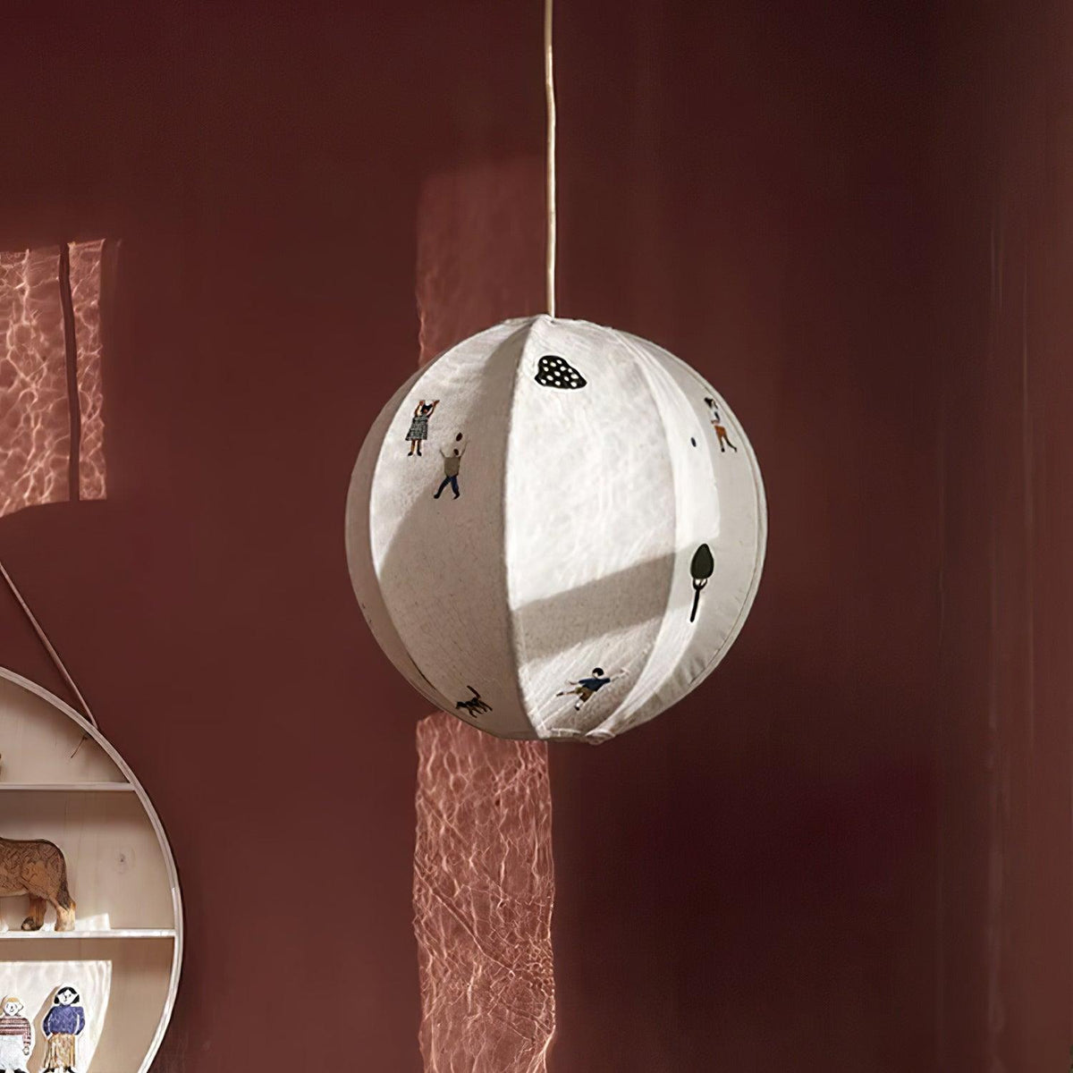 Elva pendellampa i papper med bollmotiv