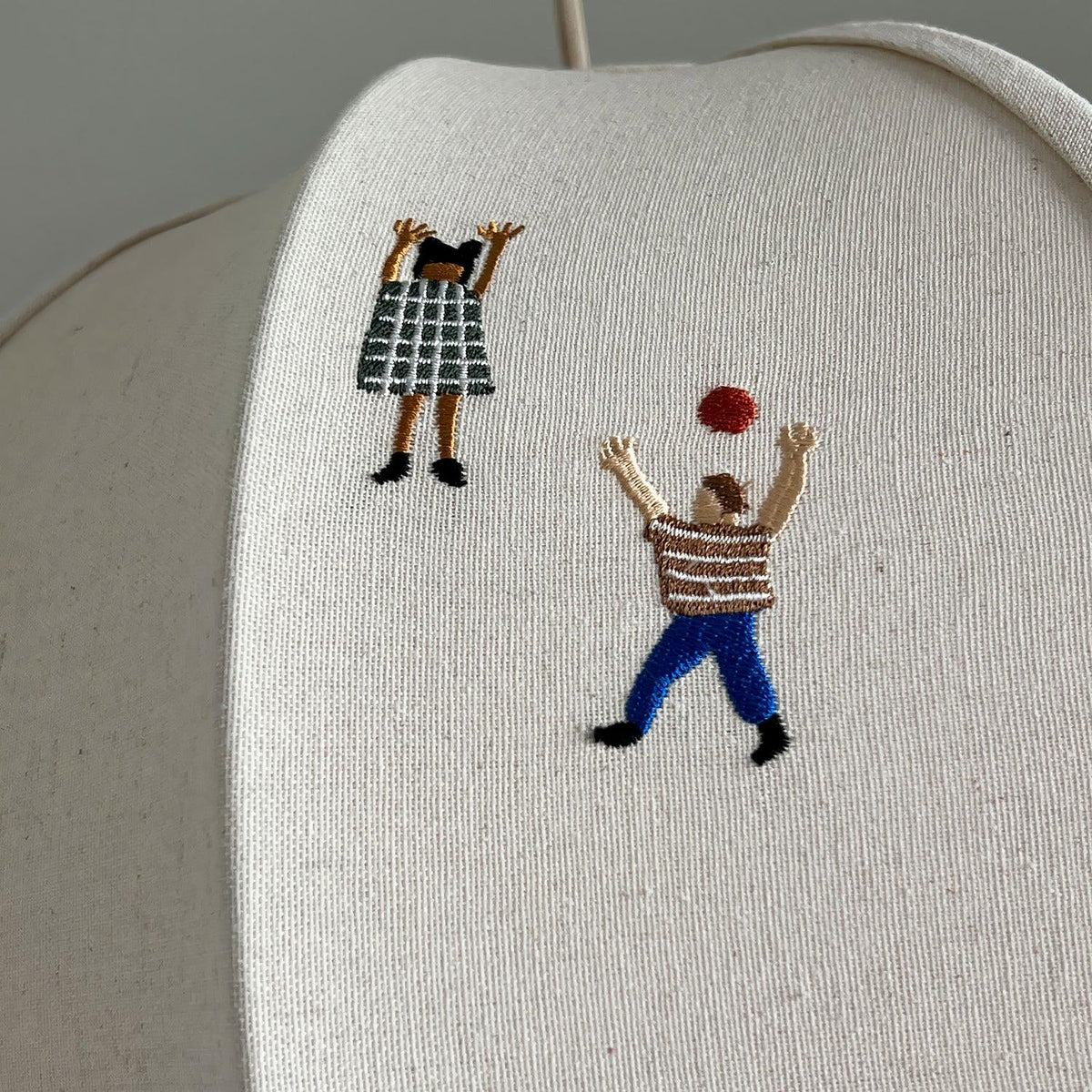 Elva pendellampa i papper med bollmotiv