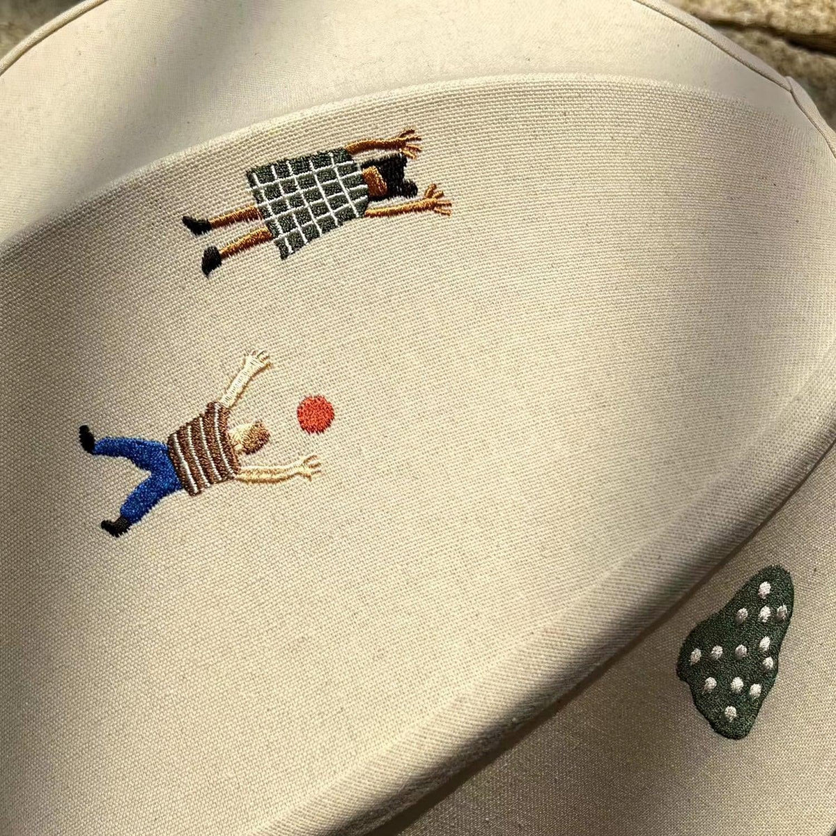 Elva pendellampa i papper med bollmotiv
