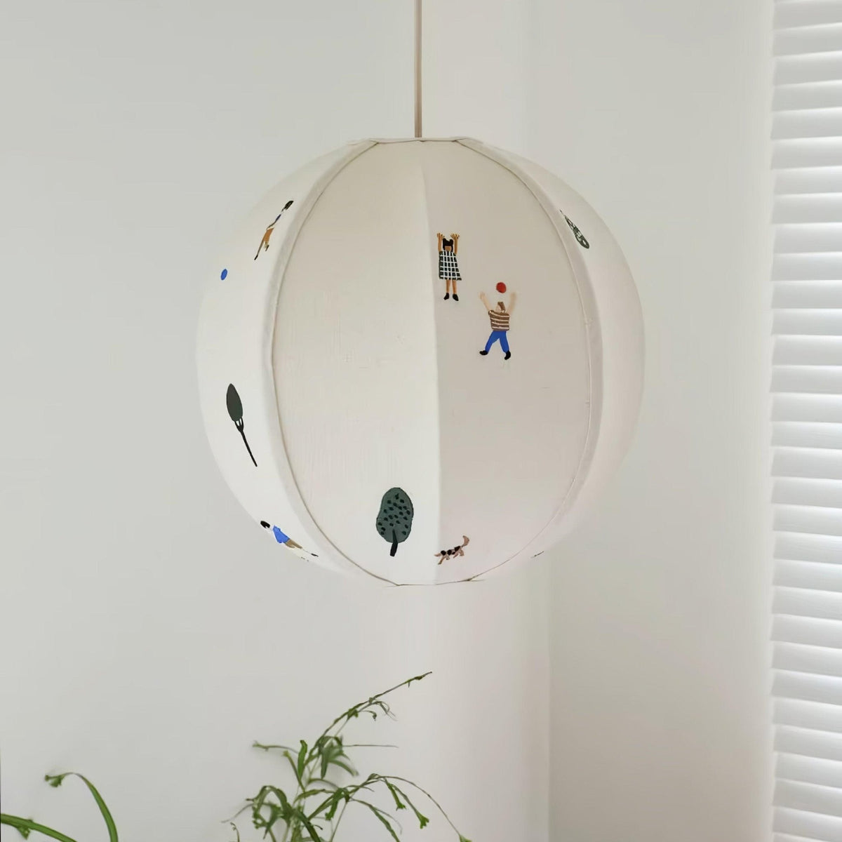 Elva pendellampa i papper med bollmotiv