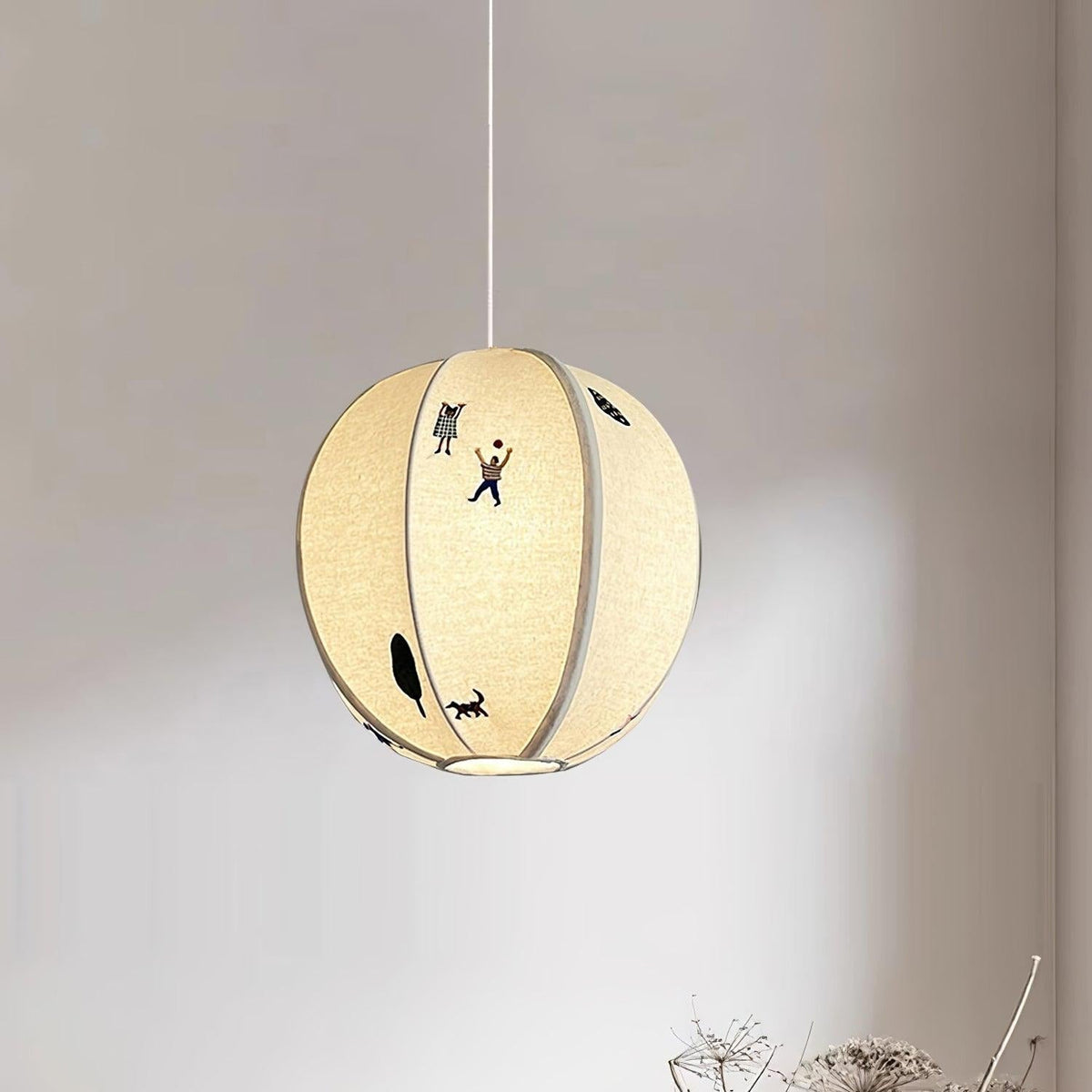 Elva pendellampa i papper med bollmotiv