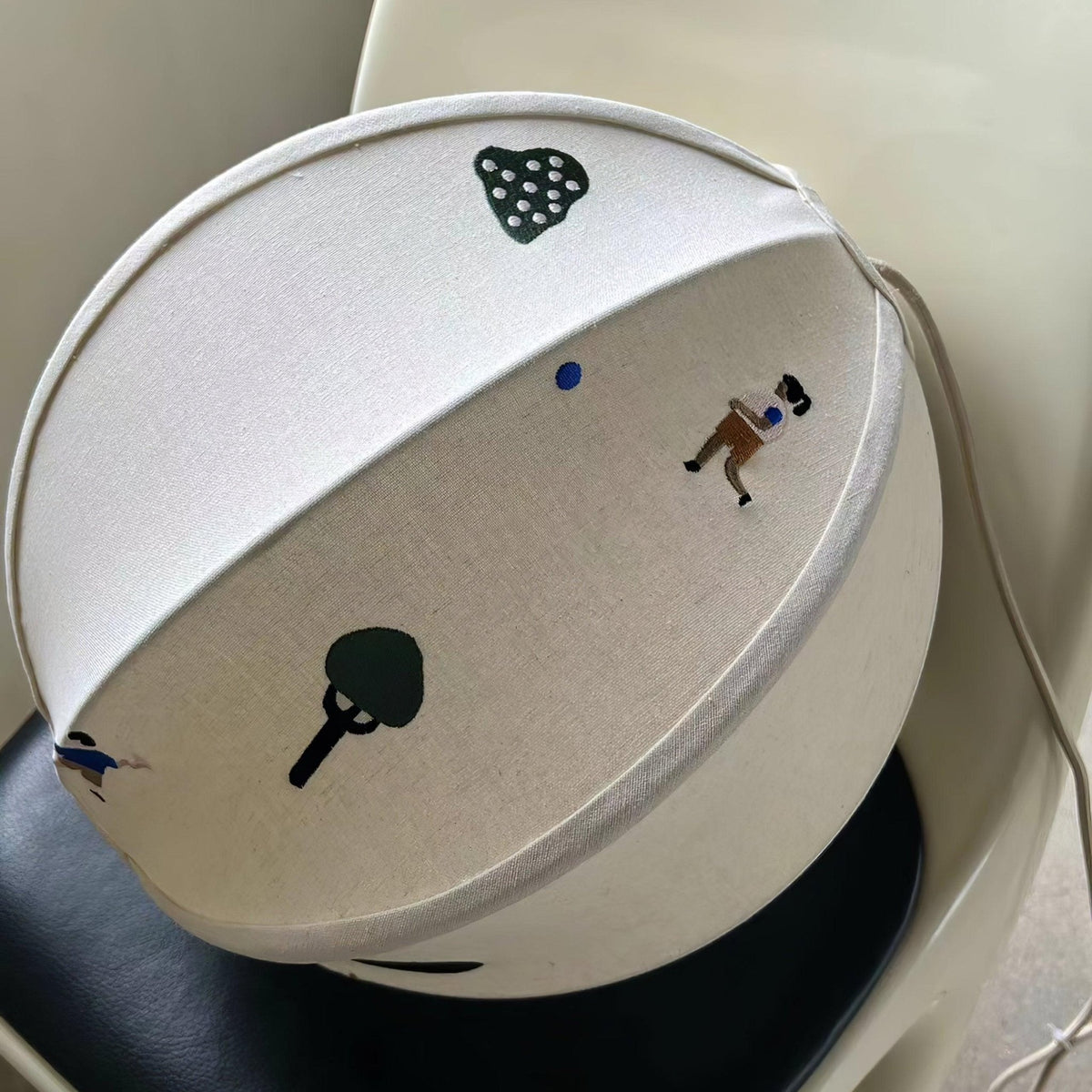 Elva pendellampa i papper med bollmotiv