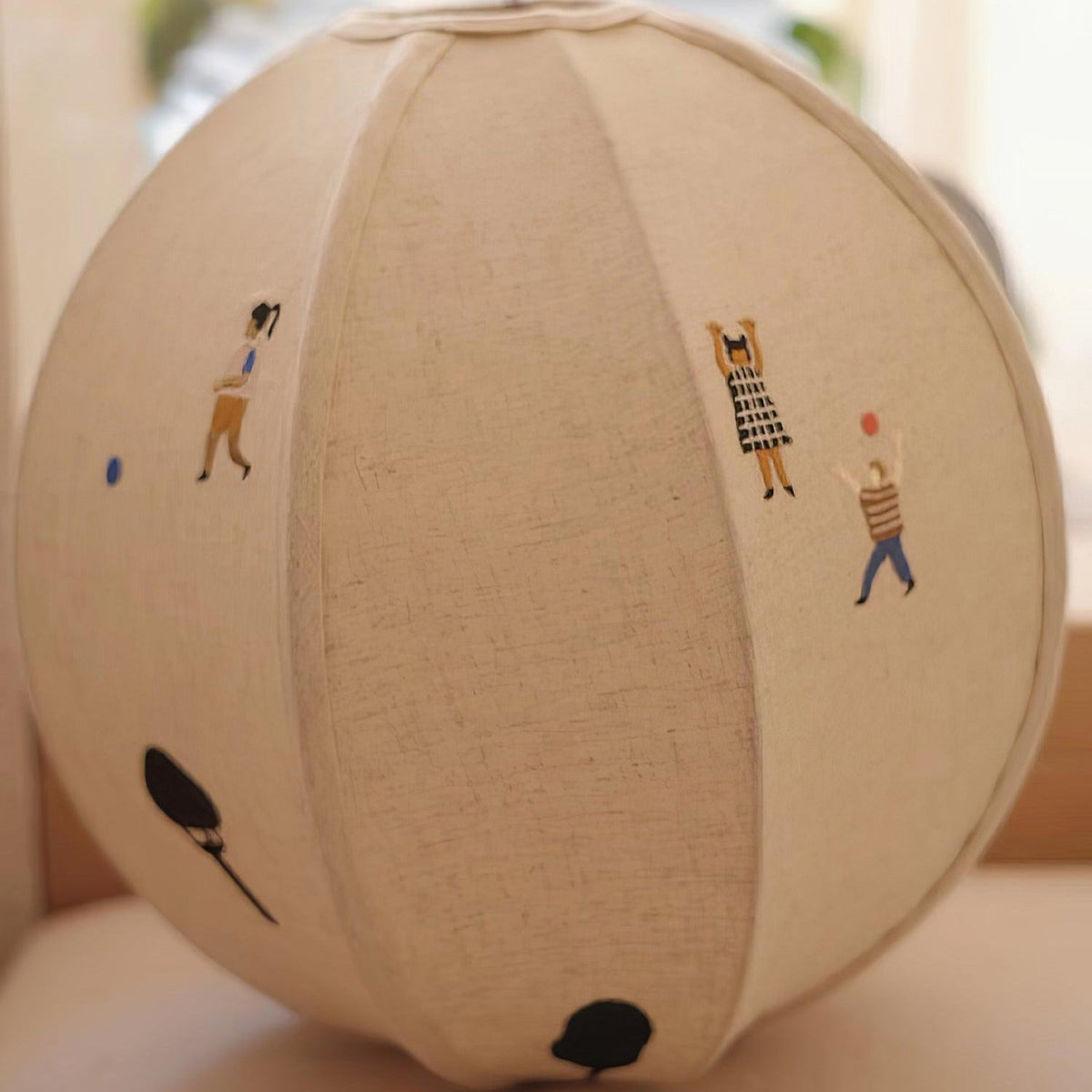 Elva pendellampa i papper med bollmotiv