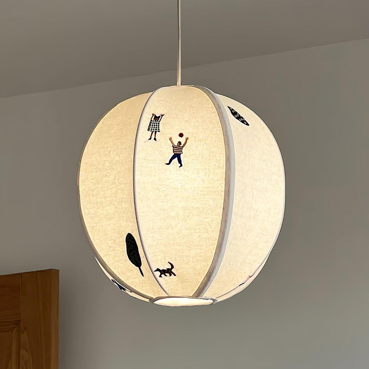 Elva pendellampa i papper med bollmotiv