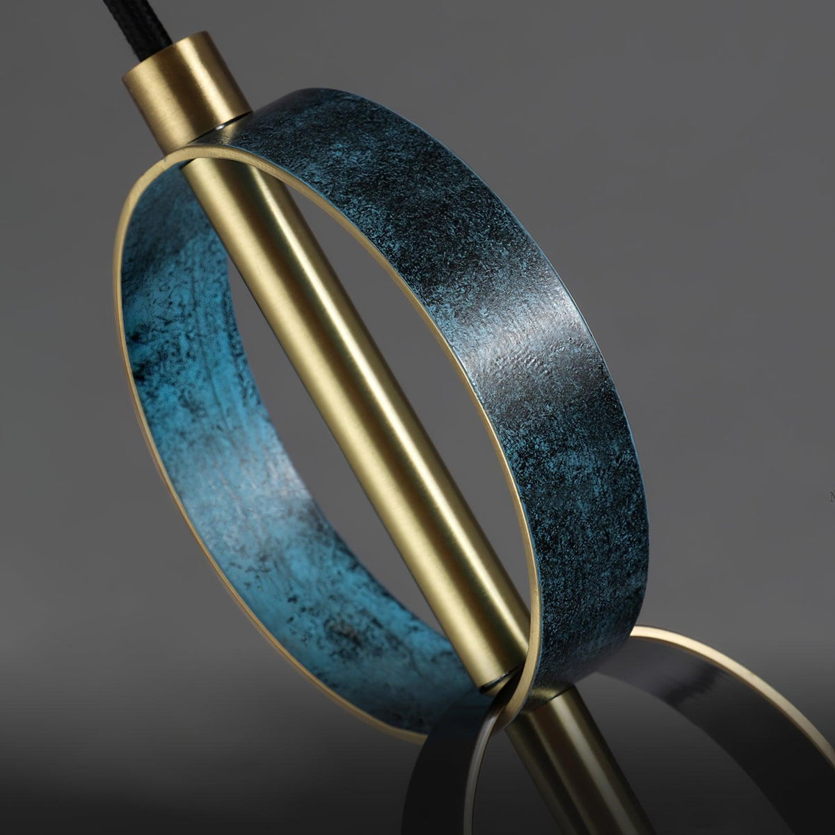 Eirerine pendel i glas, messing og teal