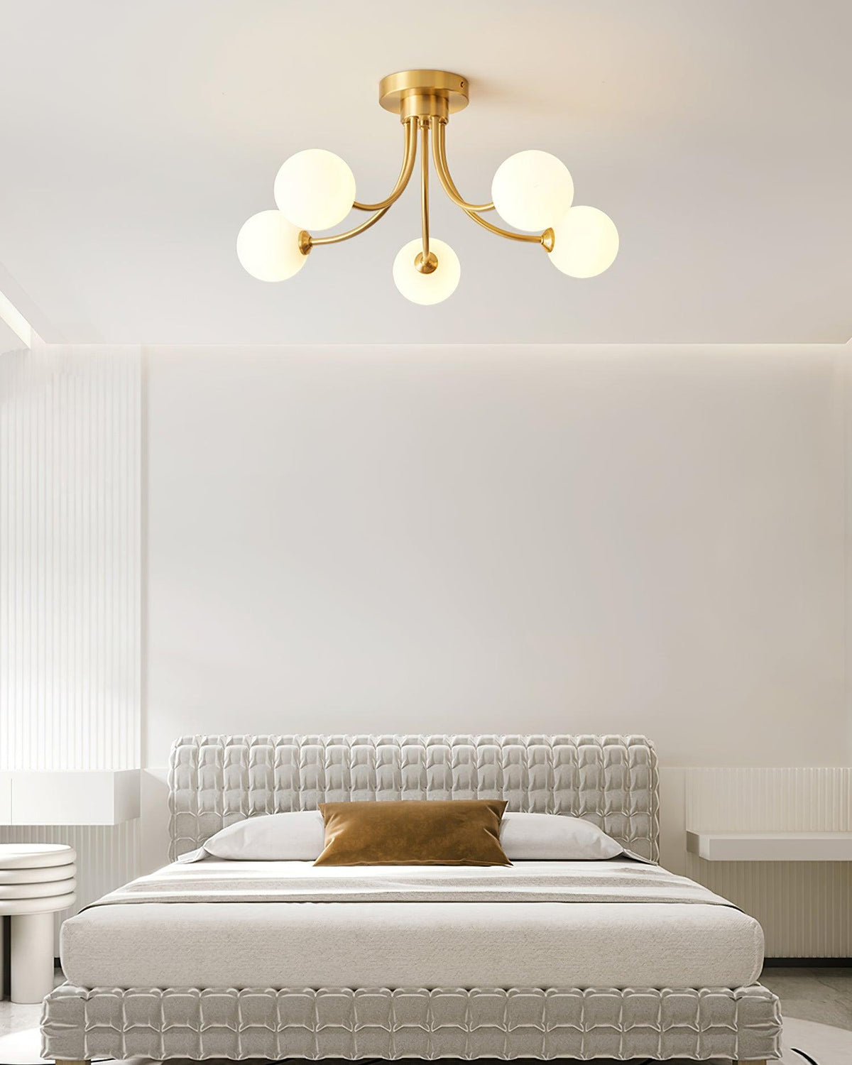 Loftslampe i messing med forgrenede arme og opale kugleskærme, moderne og elegant