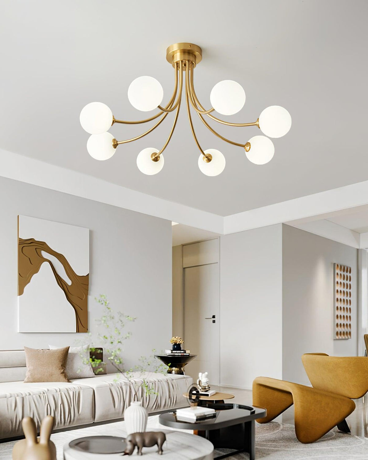 Loftslampe i messing med forgrenede arme og opale kugleskærme, moderne og elegant
