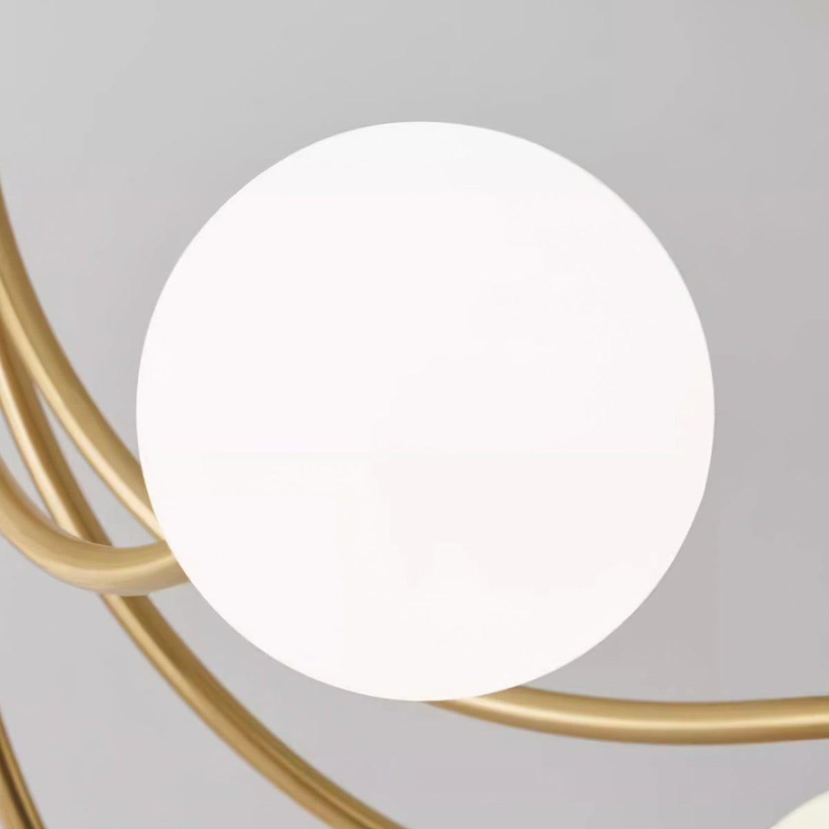 Loftslampe i messing med forgrenede arme og opale kugleskærme, moderne og elegant