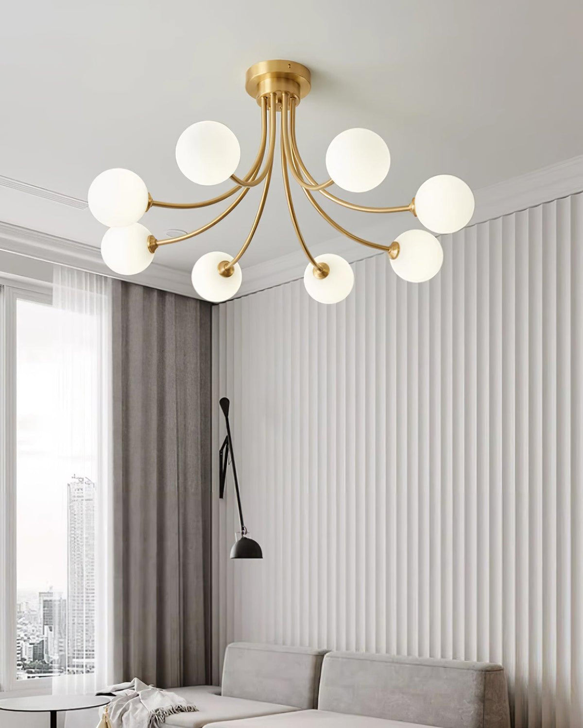 Loftslampe i messing med forgrenede arme og opale kugleskærme, moderne og elegant