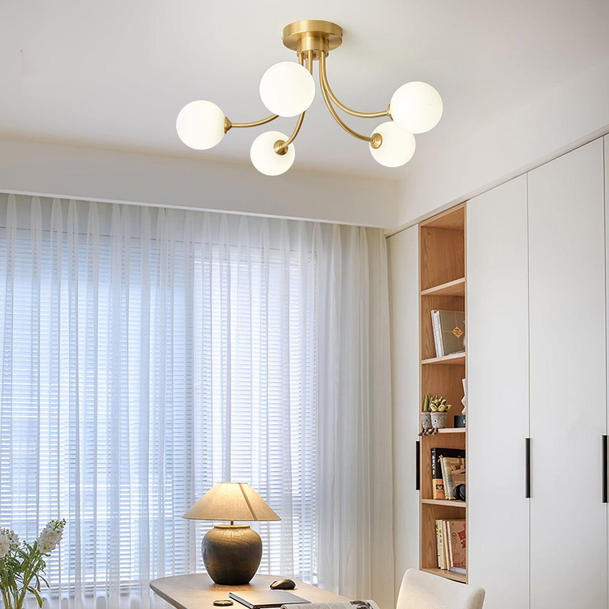 Loftslampe i messing med forgrenede arme og opale kugleskærme, moderne og elegant