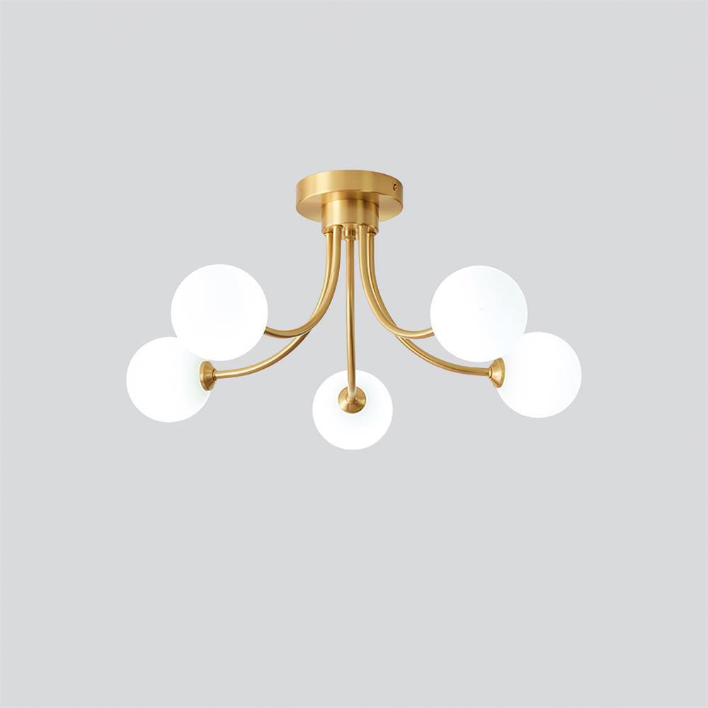 Loftslampe i messing med forgrenede arme og opale kugleskærme, moderne og elegant
